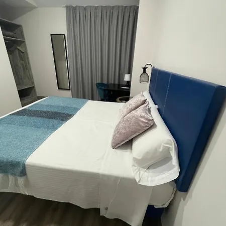 מלון Hotel Ibi 3*