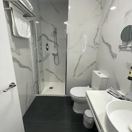 מלון Hotel Ibi 3*