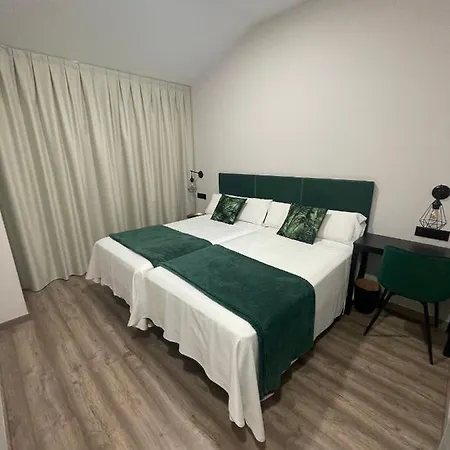 מלון Hotel Ibi 3*