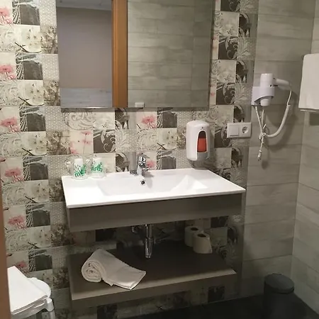 מלון Hotel Ibi 3*